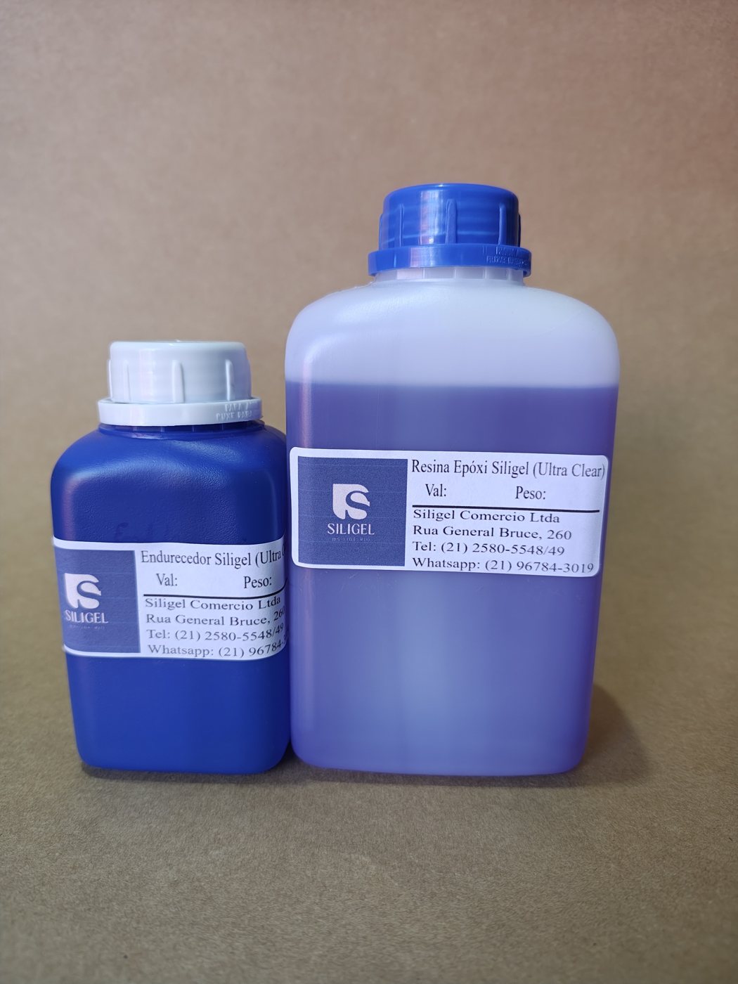 Kit Epóxi para Laminação Ultra Clear 1,450kg: frasco de resina e frasco de endurecedor